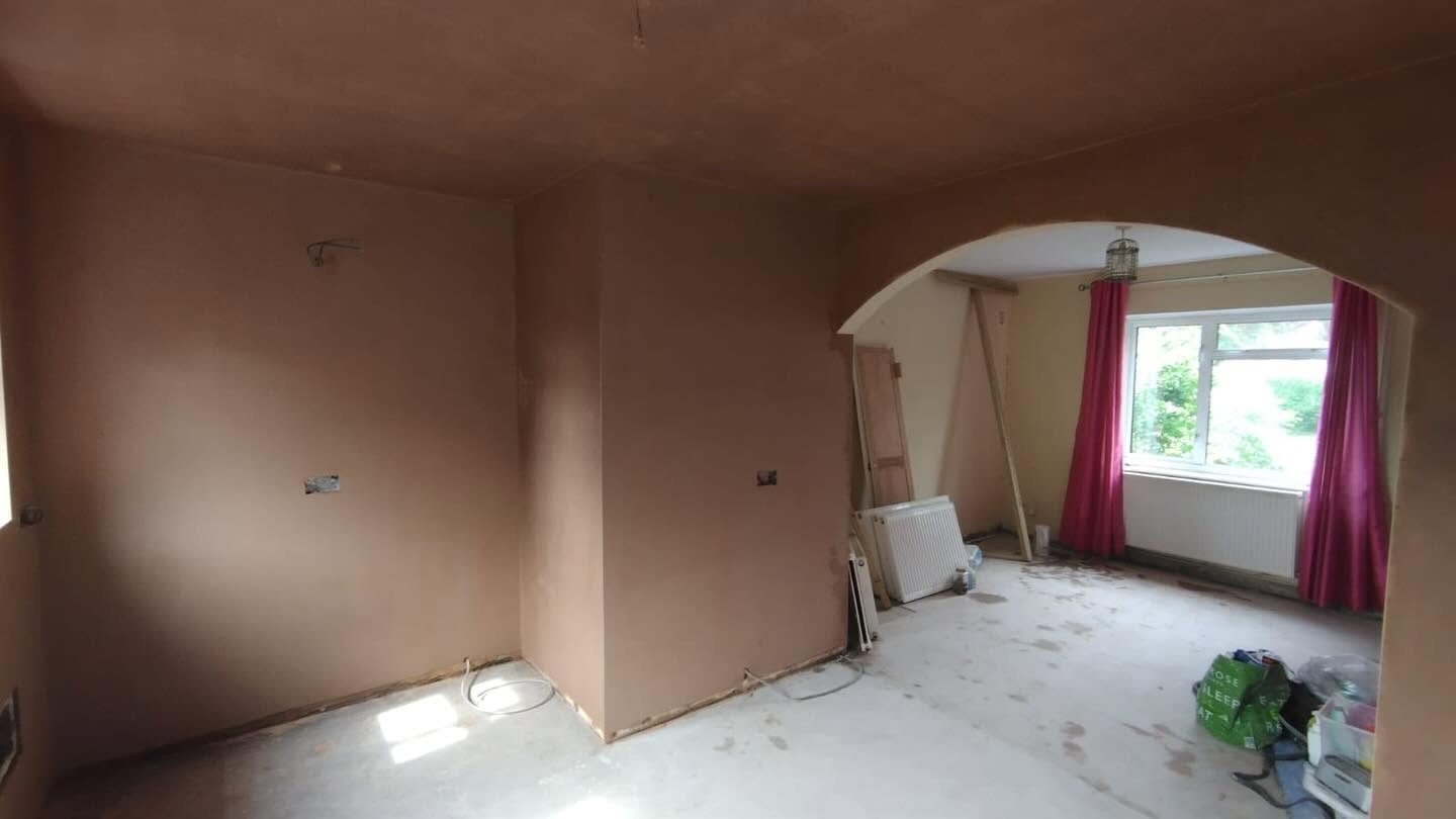 Room with an arched opening freshly plastered